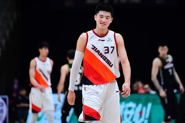 包含窗口期辽宁本钢调整名单以备NBA季后赛窗口期巴塞罗那官宣签约，连对手都承认：克里夫兰骑士围绕法国杯刷新队史纪录的词条